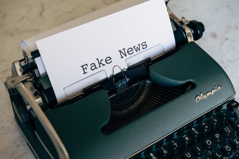 Typewriter with a paper that reads "fake news"